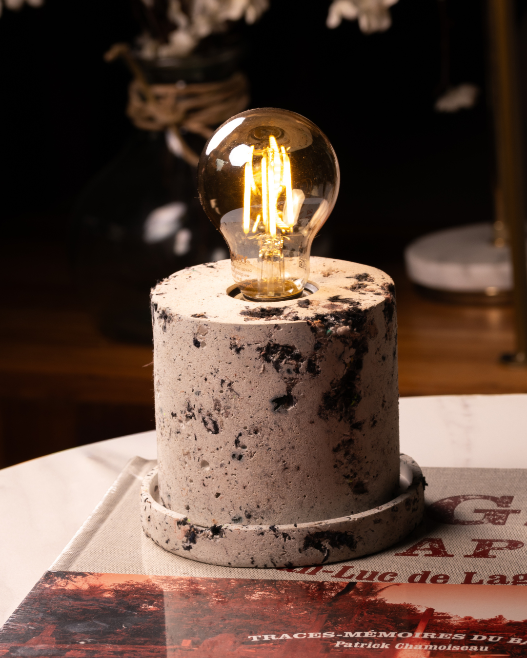 Lámpara escultórica con material regenerativo